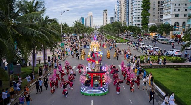 Sun Group mang Lễ hội Carnival đa sắc màu cập bến Hòa Bình