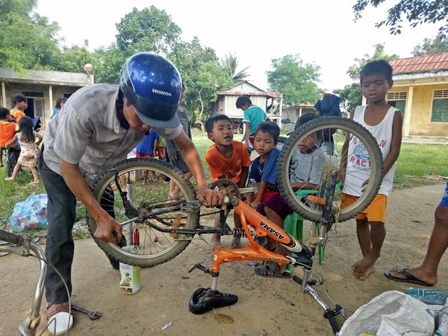 Những chiếc xe đạp được sửa chữa giúp con đường đến trường của những đứa trẻ ở xã Tân Lập được rút ngắn.Ảnh: Dân Trí