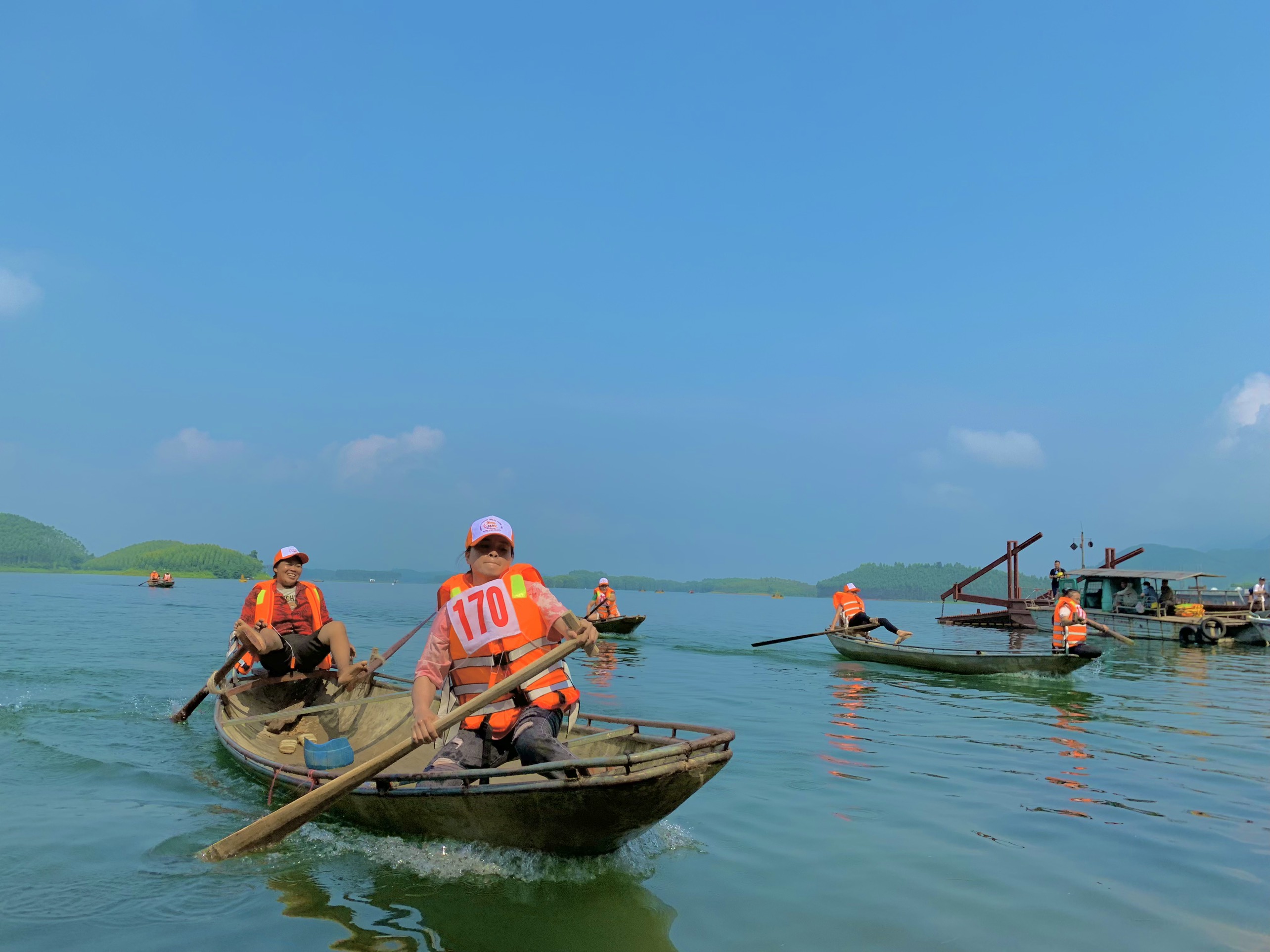 Hội đua thuyền ''Âm vang hồ Thác'' năm 2022 tại Yên Bái