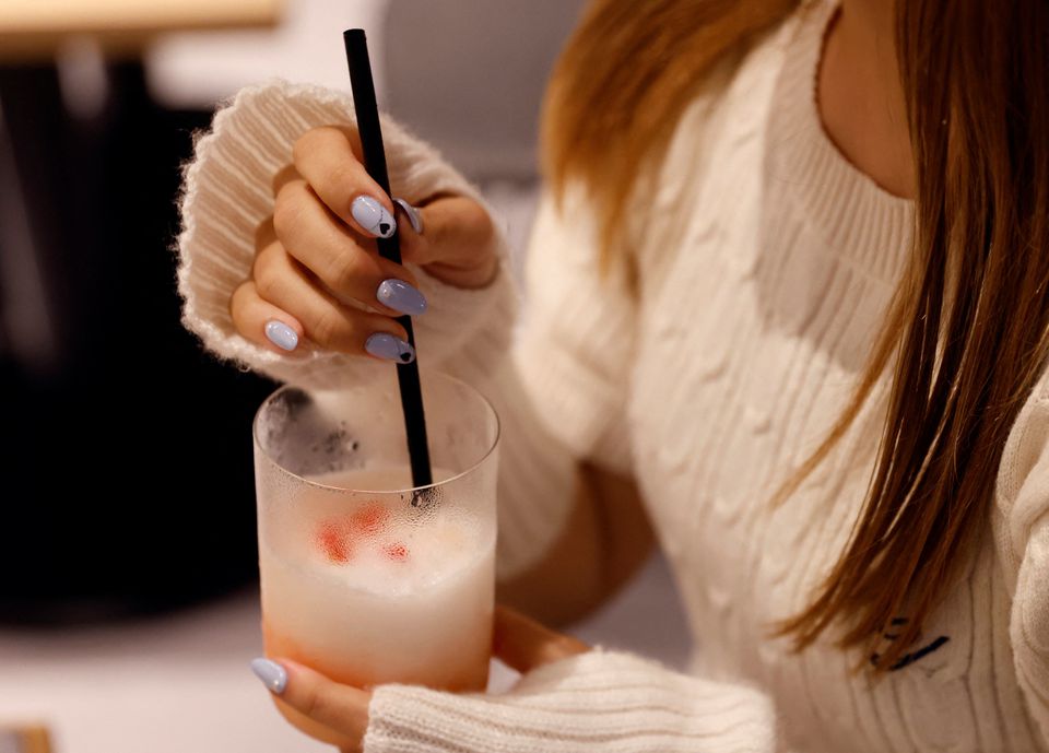 Các doanh nghiệp rượu Nhật Bản chuyển sang đồ uống không cồn để thu hút Gen Z