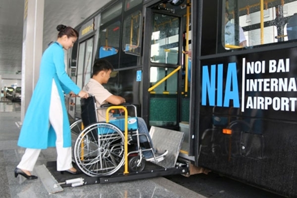 Người khuyết tật ở Hà Nội vẫn rất khó khăn khi muốn đi xe buýt