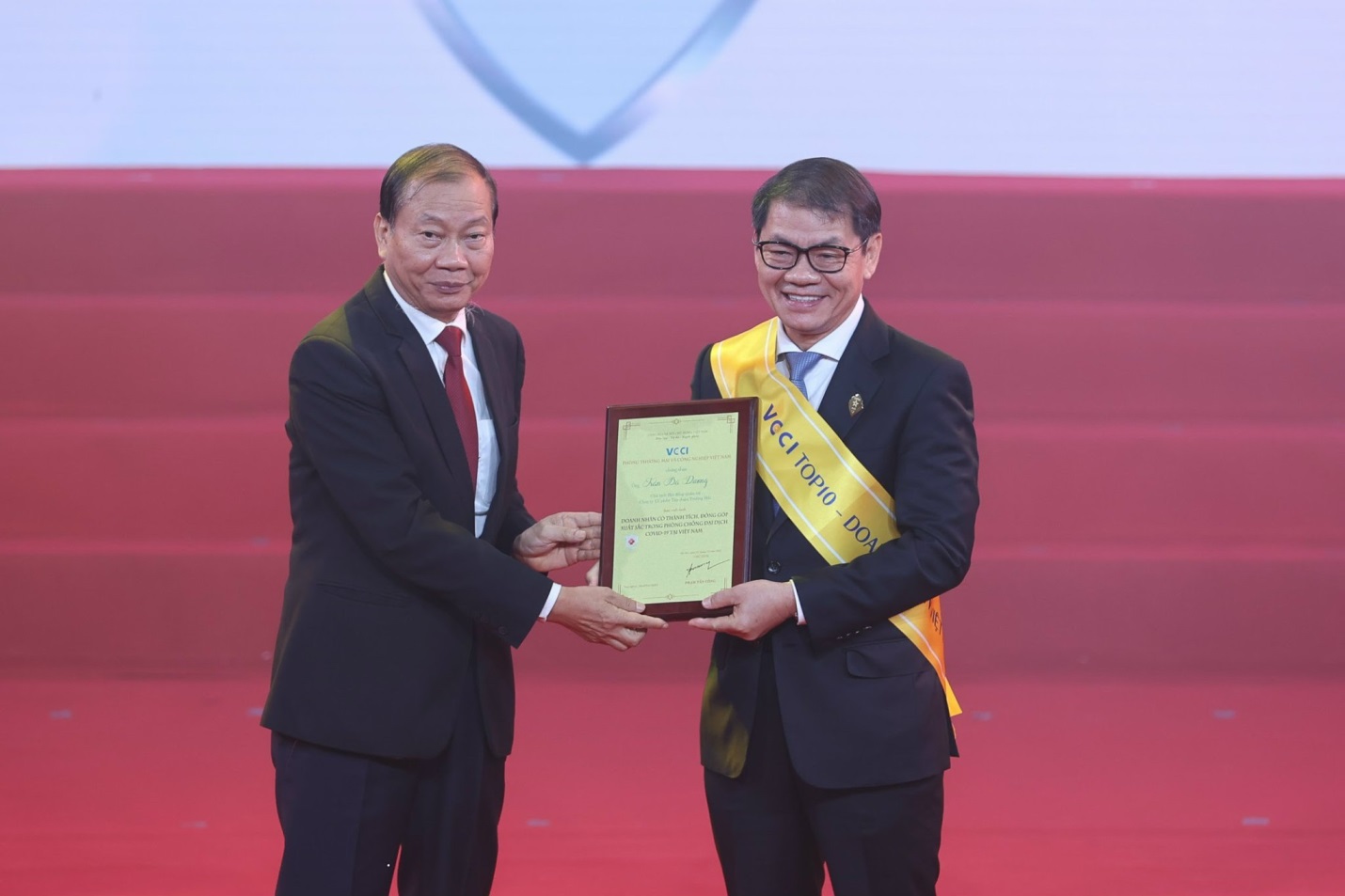 Vinh danh TOP 10 doanh nhân Việt Nam tiêu biểu năm 2022