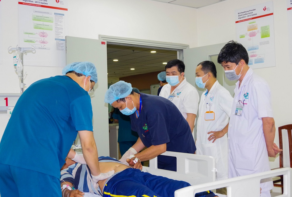 Vượt bão đưa bệnh nhân bị đột quỵ não cấp từ đảo Nam Yết về đất liền điều trị bằng trực thăng