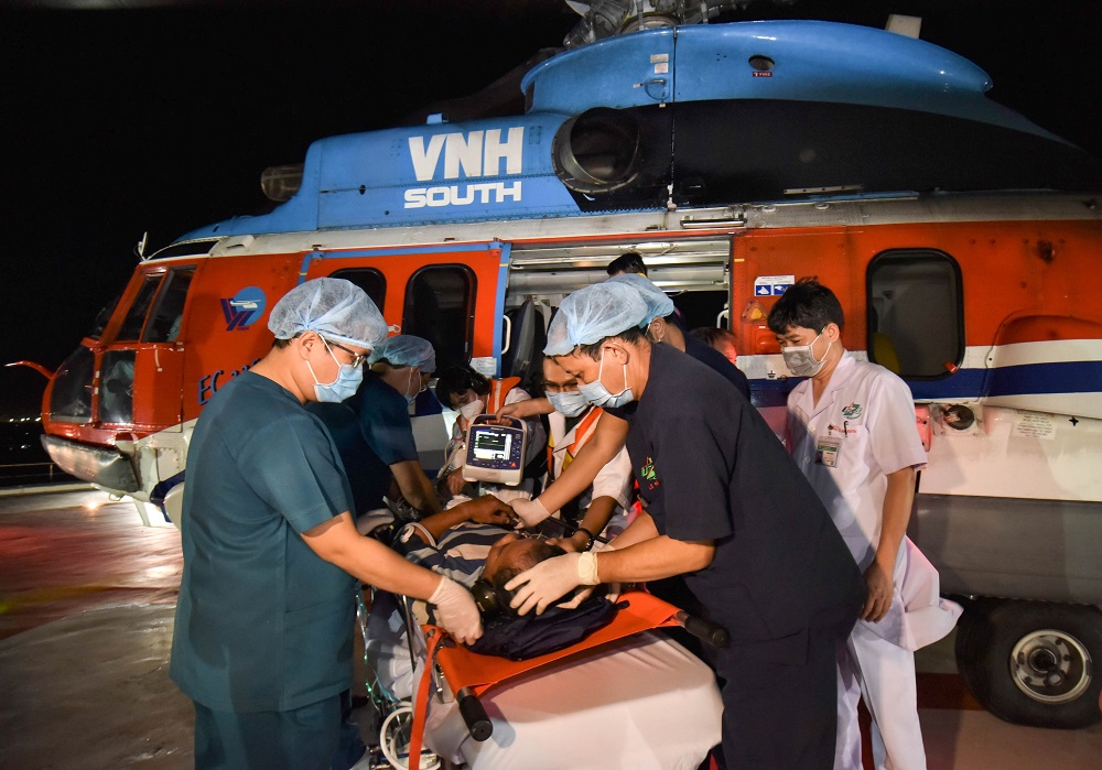 Vượt bão đưa bệnh nhân bị đột quỵ não cấp từ đảo Nam Yết về đất liền điều trị bằng trực thăng