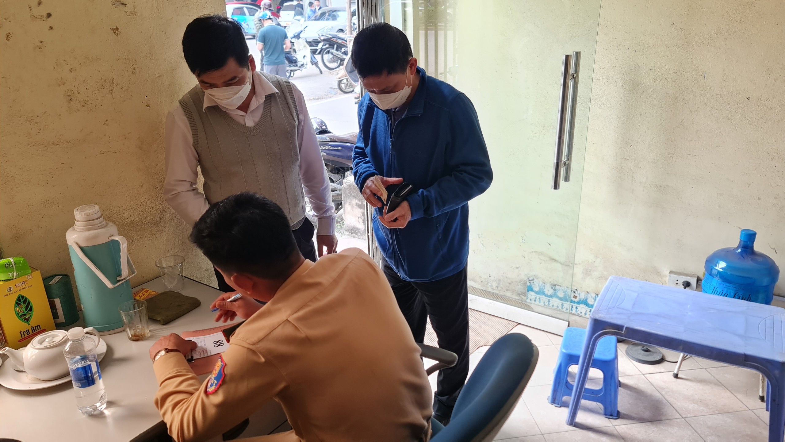 Hà Nội: Chứng kiến CSGT hỗ trợ tại các trạm đăng kiểm