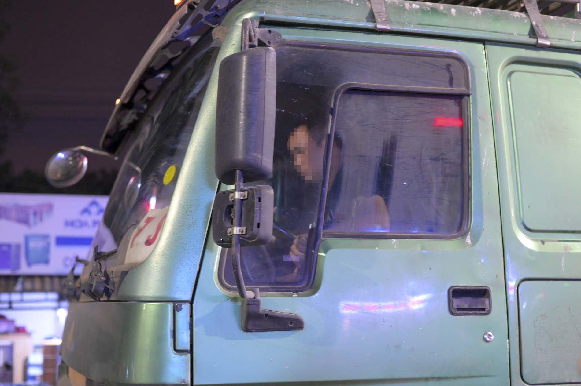 Hà Nội: Tài xế xe tải ''gọi điện cho người thân'' vẫn không thoát bị xử phạt