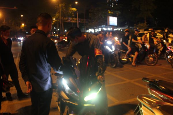 Hà Nội: Cảnh sát 141 hóa trang xử lý loạt ''quái xế'' nẹt pô trên đường Võ Chí Công
